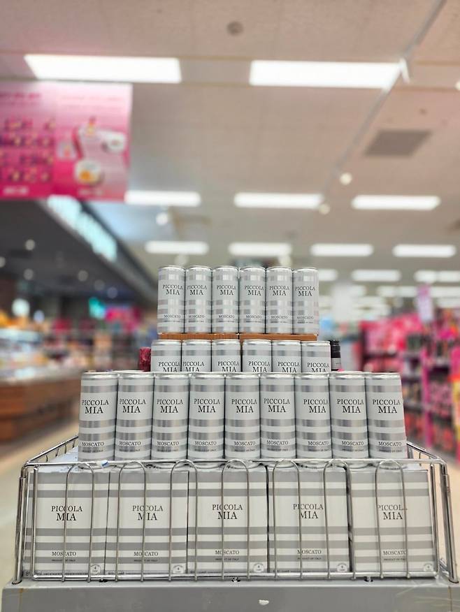 지난달 출시된 이탈리아산 스파클링 캔와인 '피콜라미아 모스카토 250mL'이 이마트 매대에 진열돼 있다. / 이마트
