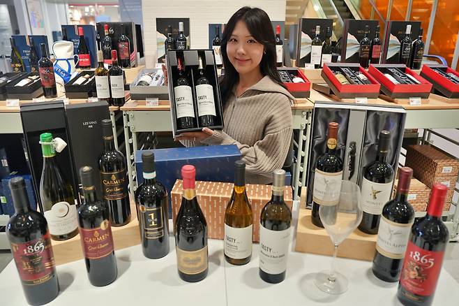 서울시 송파구 보틀벙커 잠실점에서 한 직원이 롯데마트의 주류 선물세트를 선보이고 있다. /롯데마트
