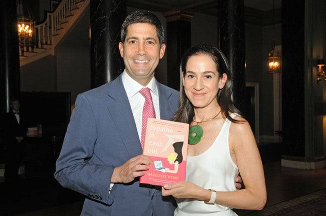 뉴욕에서 열린 한 출판 기념회에 참석한 케빈 워시와 배우자 제인 로더의 모습. /X