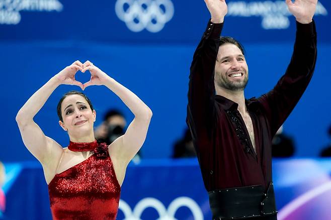 캐나다의 디아나 스텔라토 두덱-막심 데샹 조가 17일(한국 시각) 이탈리아 밀라노 아이스 스케이팅 아레나에서 열린 2026 밀라노 코르티나 동계올림픽 피겨 페어 프리스케이팅 연기를 마친 뒤 팬들 환호에 답하고 있는 모습. /UPI 연합뉴스