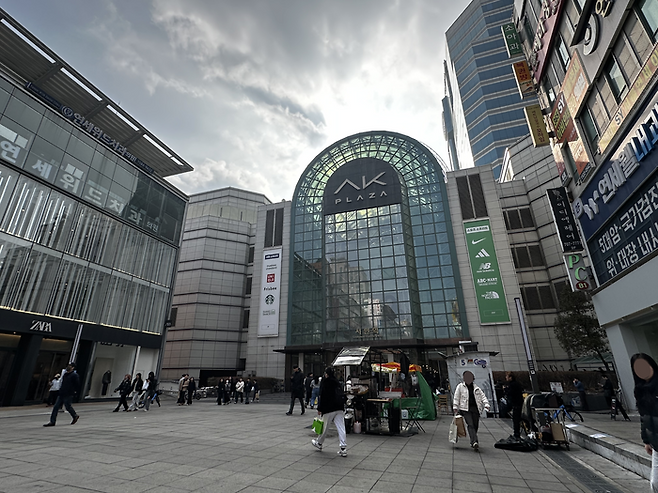 설 명절인 16일 경기도 성남시 분당구 서현역 로데오거리에 시민들이 이동하고 있다. ⓒ데일리안 맹찬호 기자
