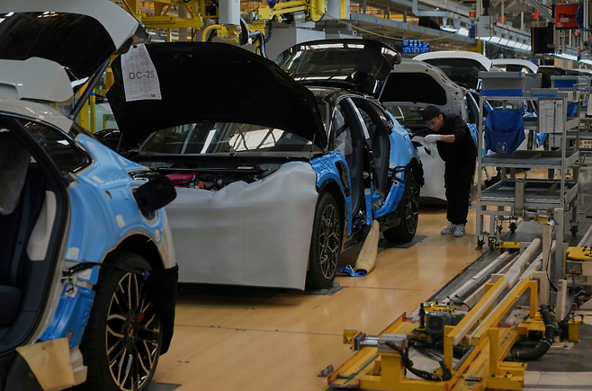 지리 그룹의 전기차 브랜드 지커 공장에서 차량을 제작하는 모습. 신화통신 뉴시스