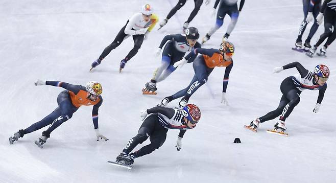 16일(현지시간) 이탈리아 밀라노 아이스스케이팅 아레나에서 열린 2026 밀라노-코르티나담페초 동계올림픽 쇼트트랙 남자 5000m 계주 준결승에서 이정민이 역주하고 있다.연합뉴스