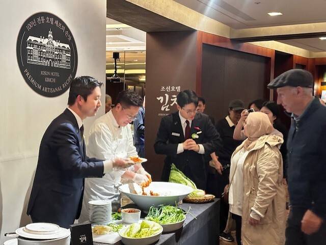 지난해 11월 웨스틴 조선 서울에서 열린 ‘김치 만들기 시연’이 외국인 관광객들의 인기를 끌었다. 웨스틴 조선 서울 제공