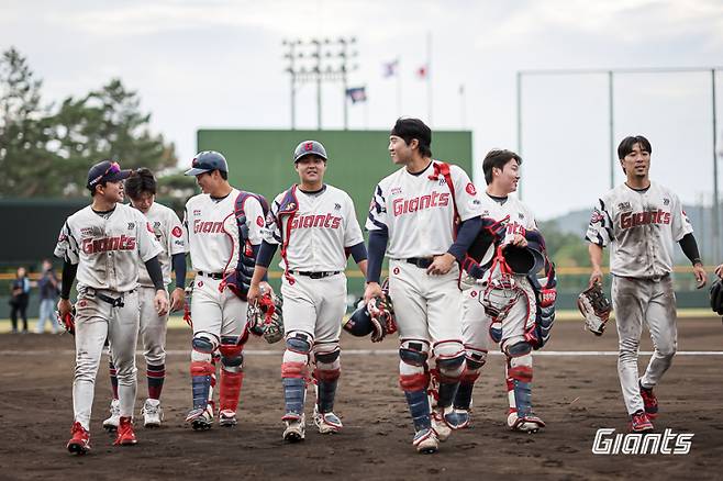 어느 집단이나 딴마음을 품고 탐욕에 시선을 두는 썩은 사과 같은 인물이 존재한다. 같이 걷는 이들에겐 암 덩어리 같은 존재다.