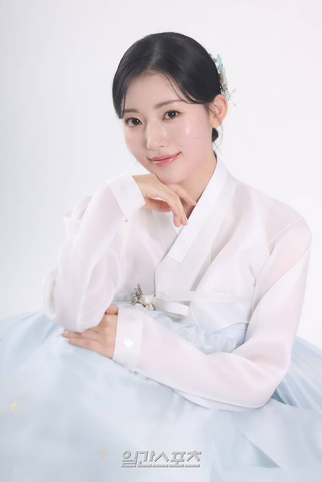 배우 정다빈이 10일 오후 서울 순화동 KG타워에서 진행된 일간스포츠 설맞이 인터뷰에 앞서 곱게 차려 입은 한복 차림으로 포즈를 취하고 있다. 서병수 기자 qudtn@edaily.co.kr /2026.02.10/