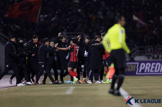 정승원이 자책골을 유도한 후 기뻐하는 서울 선수단의 모습. 사진=프로축구연맹