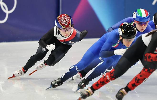 쇼트트랙 최민정이 16일(현지시간) 이탈리아 밀라노 아이스스케이팅 아레나에서 열린 2026 밀라노�코르티나담페초 동계올림픽 쇼트트랙 여자 1000m 순위 결정전에서 레이스를 펼치고 있다. 김종호 기자