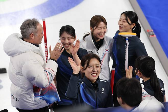 16일(현지시간) 이탈리아 코르티나담페초 컬링 올림픽 스타디움에서 열린 2026 밀라노ㆍ코르티나담페초 동계올림픽 컬링 여자 라운드로빈 한국과 중국의 경기에서 10-9로 승리를 거둔 한국 대표팀 선수들이 기뻐하고 있다. 연합뉴스