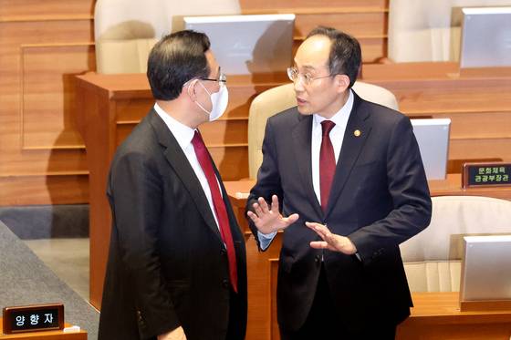 주호영 당시 국민의힘 원내대표(왼쪽)와 추경호 부총리가 2023년 2월 국회 대정부 질문 도중 대화하고 있다. 장진영 기자