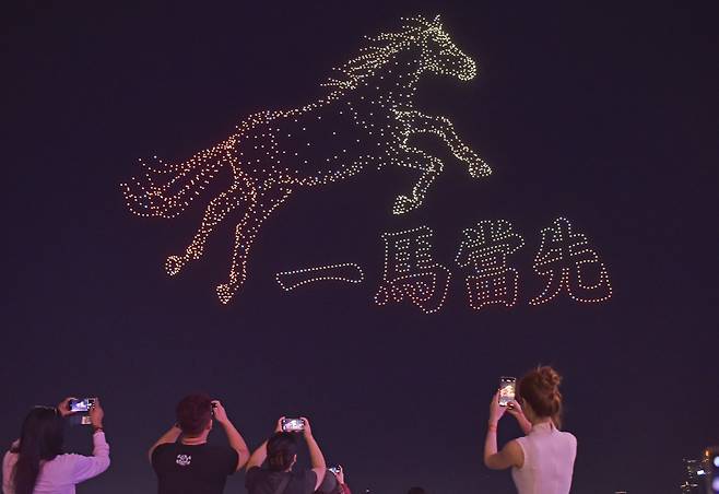 14일(현지시간) 중국 남부 홍콩의 밤하늘에 다가오는 춘절을 축하하는 드론 라이트 쇼가 화려하게 펼쳐지고 있다. 신화연합뉴스