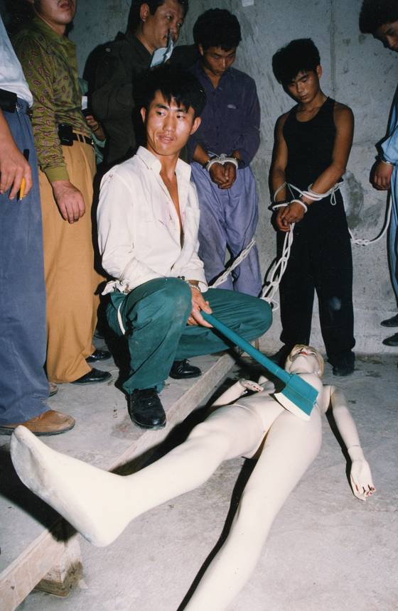 Kim Hyun-yang reenacts a murder in an underground jail in the gang's hideout in Yeonggwang County in South Jeolla in 1994. [JOONGANG ILBO]
