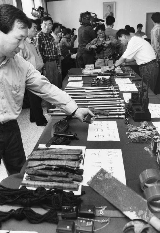 Guns, swords and saws used by Chijon Family gang members and later confiscated by police are displayed in 1994. [JOONGANG ILBO]