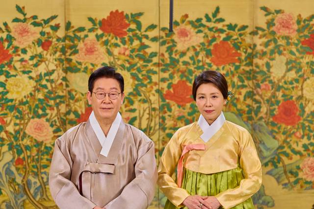 설을 맞아 이재명 대통령과 김혜경 여사가 한복차림으로 국민에게 새해 인사를 전하고 있다. 청와대 제공