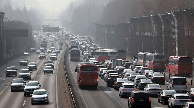 지난 15일 오전 귀성행렬이 이어지며 고속도로 곳곳에서 정체를 빚고 있다. [연합뉴스]