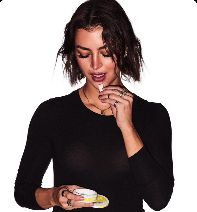 담배 대신 니코틴 파우치를 즐기는 모습. 자료=ZYN