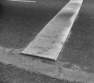 WHO의 보고서 ‘Speed management’(2008)에 실린 가나 고속도로의 럼블 스트립. 그냥 다소곳한 과속방지턱 아닌가 싶지만, 럼블 스트립이라고 하니 넘어가자. [WHO]