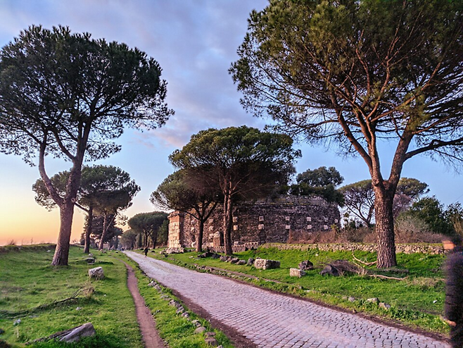 고대 로마 시절 만들어진 아피아 가도(Appian Way). 로마와 이탈리아 남동쪽 브린디시를 연결하는 도로로, 기원전 312년경 만든 도로를 연장한 것이다. [LuisaV72/위키피디아]