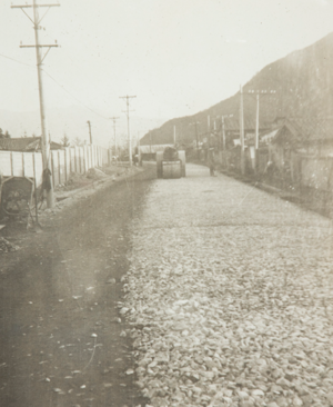 1969년 춘천 시가지 이면도로를 머캐덤 공법으로 포장하고 있다. [춘천디지털기록관/허일영 제공]