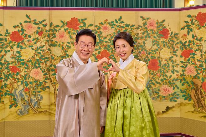 이재명 대통령과 김혜경 여사가 한복차림으로 국민에게 새해 인사를 전하고 있다. [청와대]