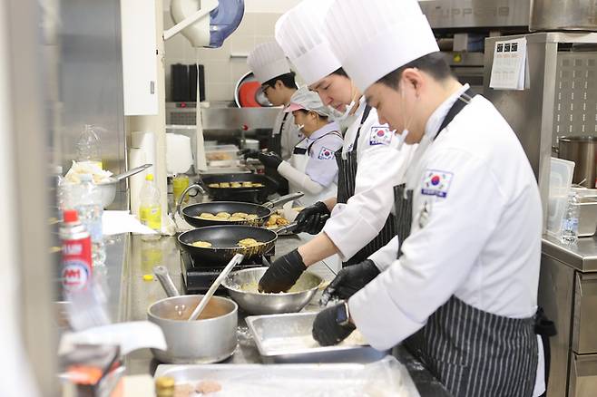 진천 국가대표선수촌에서 파견된 조리사들이 동계올림픽 한국 선수단에 제공할 한식 도시락을 만들고 있다. 대한체육회