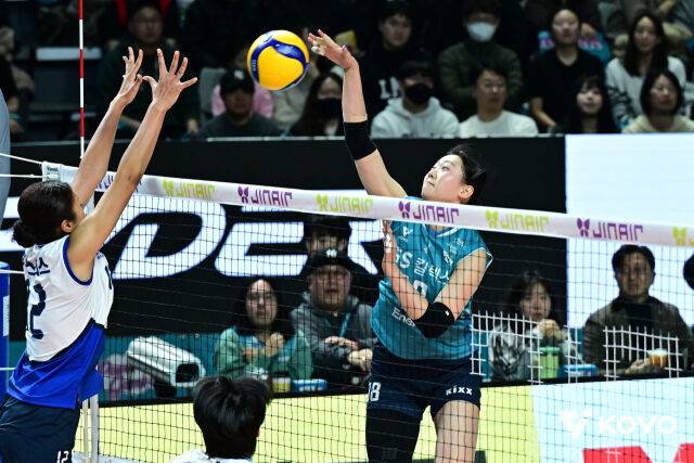 오른쪽 공간에서 공격하는 권민지./KOVO