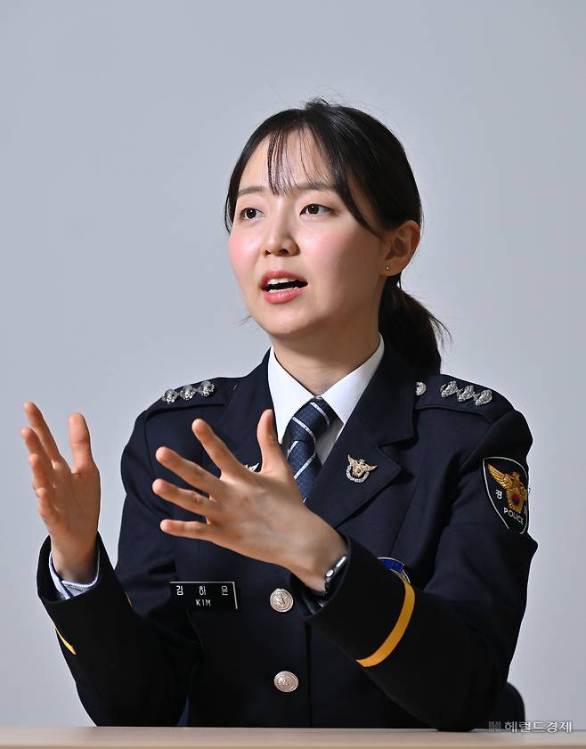 김하은 경장이 12일 오후 서울 마포경찰서에서 인터뷰를 하고 있다. 임세준 기자