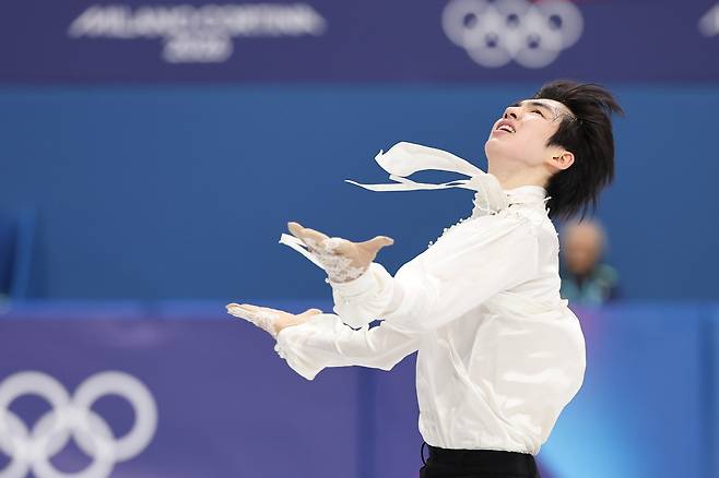 14일 이탈리아 밀라노 아이스스케이팅 아레나에서 열린 2026 밀라노ㆍ코르티나 동계올림픽 남자 싱글 프리 스케이팅에 출전한 차준환이 연기를 펼치고 있다. [연합]