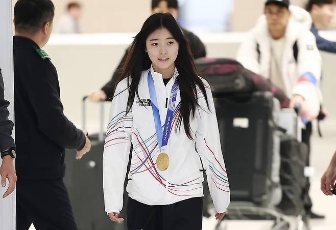 2026 밀라노·코르티나 동계올림픽 스노보드 여자 하프파이프에서 금메달을 획득한 최가온이 16일 인천국제공항 2터미널을 통해 귀국하고 있다. [연합]