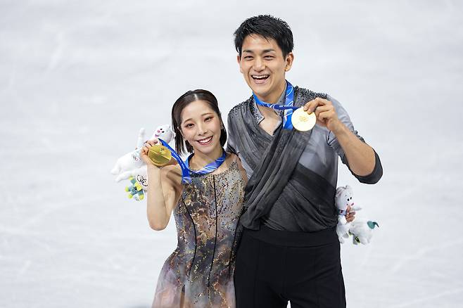 17일(한국시간) 일본 피겨스케이팅 페어 역사상 첫 금메달을 딴 미우라 리쿠·기하라 류이치 조가 시상대에 선 모습. [게티이미지]