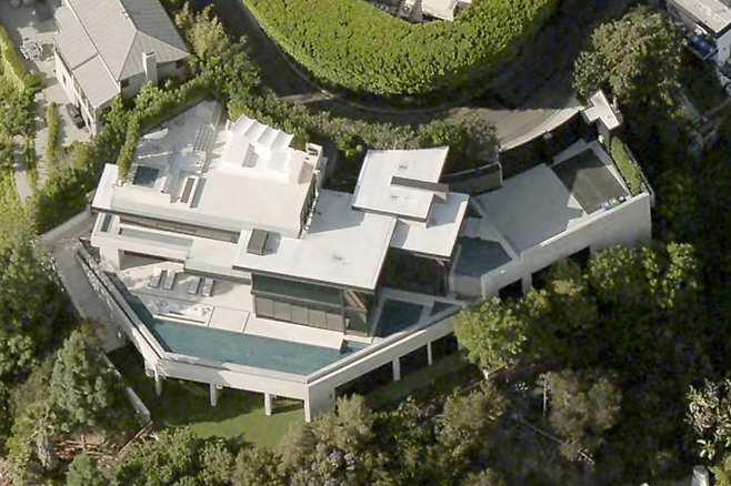 집이 침입을 당한 이후 음악 프로듀서 알렉스 그랜트는 보안 기능, 경비실 설치, 망막 스캐너가 있는 보안 시스템을 두 배로 늘렸다. [게티이미지]