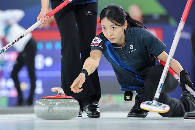 17일(현지 시각) 이탈리아 코르티나담페초 컬링 올림픽 스타디움에서 열린 2026 밀라노·코르티나담페초 동계올림픽 컬링 여자 라운드로빈 한국과 스위스의 경기에서 서드 김민지가 투구하고 있다. [연합]