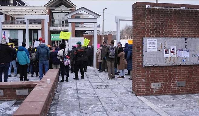 [필라델피아=AP/뉴시스] 10일 펜실베이니아주 필라델피아의 조지 워싱턴 대통령 옛 관저 부지에서 노예 제도 관련 전시물 설명 패널 철거에 항의하는 시위대가 모여 있다. 2026.02.17. *재판매 및 DB 금지