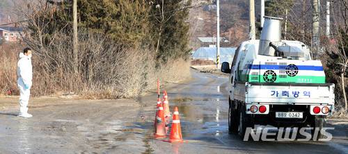 【포천=뉴시스】박주성 기자 = 5일 오전 경기도 포천시 영북면 조류인플루엔자(AI) 바이러스 검출 산란계 농가로 가축 방역 차량이 들어가고 있다. 2018.01.05. park7691@newsis.com