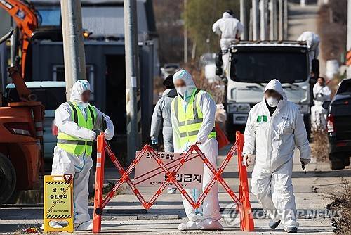 H5형 AI 항원 확인 농장 출입 통제 (평택=연합뉴스) 홍기원 기자 = H5형 조류인플루엔자 항원이 확인된 경기도 평택시 한 산란계 농장이 2일 출입 통제되고 있다.      고병원성 조류인플루엔자 중앙사고수습본부는 지난 1일 경기 평택 소재 산란계 농장(13만여 마리)에서 H5형 조류인플루엔자 항원이 확인되었다고 밝혔다.     고병원성 여부는 검사 중이다. 2025.12.2 xanadu@yna.co.kr