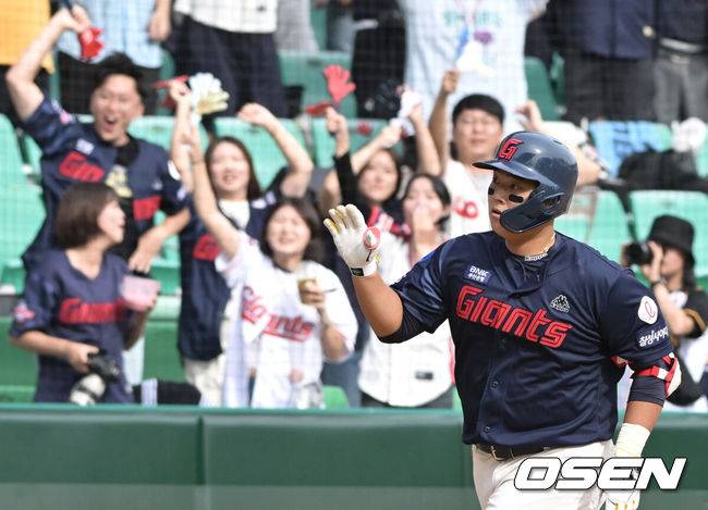 [OSEN=문학, 조은정 기자]24일 오후 인천 문학동 SSG랜더스필드에서 2023 신한은행 SOL KBO리그 SSG 랜더스와 롯데 자이언츠의 경기가 열렸다.5회초 롯데 선두타자 한동희가 달아나는 우월 솔로 홈런을 날린 뒤 베이스를 돌고 있다. 2023.09.24 /cej@osen.co.kr