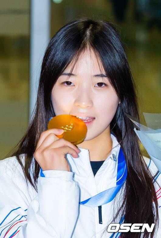 [OSEN=인천공항, 민경훈 기자] 밀라노·코르티나담페초 동계올림픽 우리 선수단 첫 금메달의 주인공 최가온(18·세화여고)이 16일 오후 인천국제공항을 통해 입국했다.최가온은 지난 13일 밀라노 아이스스케이팅 아레나에서 열린 여자 스노보드 하프파이프 결선에서 극적인 역전 드라마를 완성하며 한국 선수단의 설상 종목 첫 올림픽 금메달의 주인공이 됐다.최가온이 입국장을 걸어 나온 후 금메달을 들고 포즈를 취하고 있다. 2026.02.16 /rumi@osen.co.kr