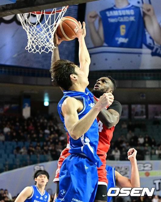 [OSEN=잠실실내체, 지형준 기자] 17일 오후 서울 잠실실내체육관에서 2025-2026 LG전자 프로농구 서울 삼성과 서울 SK의 경기가 열렸다.삼성은 9위(13승 28패), SK는 공동 2위(26승 15패)를 기록 중이다.2쿼터 SK 워니가 삼성 이원석의 수비를 피해 슛을 시도하고 있다. 2026.02.17 /jpnews@osen.co.kr