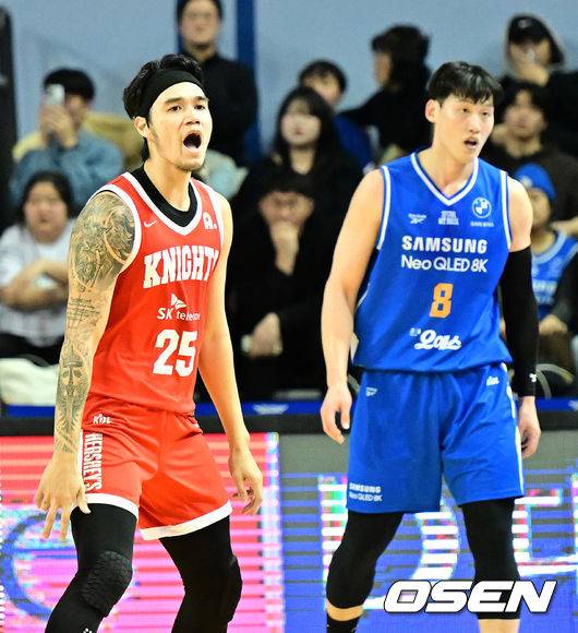 [OSEN=잠실실내체, 지형준 기자] 17일 오후 서울 잠실실내체육관에서 2025-2026 LG전자 프로농구 서울 삼성과 서울 SK의 경기가 열렸다.삼성은 9위(13승 28패), SK는 공동 2위(26승 15패)를 기록 중이다.4쿼터 SK 톨렌티노가 3점슛을 성공시키며 기뻐하고 있다. 2026.02.17 /jpnews@osen.co.kr