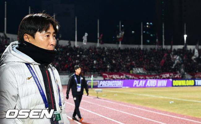 [OSEN=목동, 최규한 기자] 17일 오후 서울 목동종합운동장에서 2025-26시즌 아시아축구연맹(AFC) 챔피언스리그 엘리트(ACLE) 리그 스테이지 동아시아 그룹 8차전 FC서울과 산프레체 히로시마의 맞대결이 열렸다.FC서울은 승점 9로 6위, 히로시마는 승점 14로 3위에 자리하고 있다. 서울은 16강 진출을 위해 승리가 필요하다.경기를 앞두고 FC서울 김기동 감독이 피치를 주시하고 있다. 2026.02.17 / dreamer@osen.co.kr