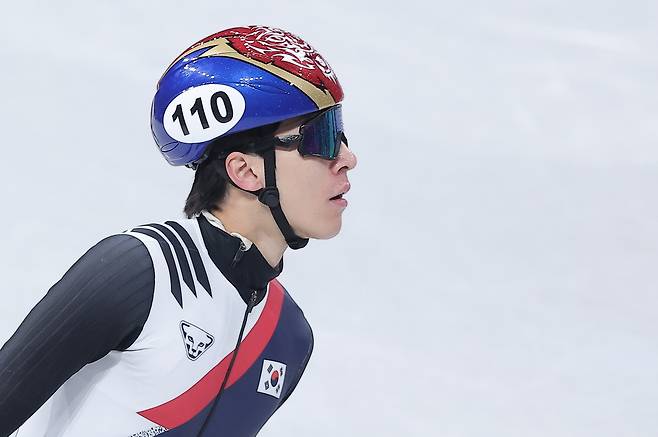 쇼트트랙 황대헌이 16일(현지시간) 이탈리아 밀라노 아이스스케이팅 아레나에서 열린 2026 밀라노·코르티나담페초 동계올림픽 쇼트트랙 남자 500m 예선에서 조3위로 통과한 뒤 기록을 확인하고 있다. 뉴스1