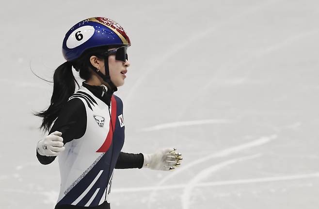 쇼트트랙 김길리가 16일(현지 시간) 이탈리아 밀라노 아이스 스케이팅 아레나에서 열린 2026 밀라노·코르티나 담페초 동계올림픽 쇼트트랙 여자 1000m에서 동메달을 차지한 뒤 아쉬워하고 있다. 뉴시스