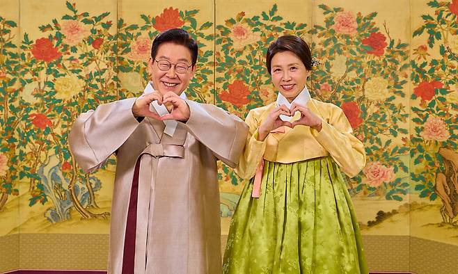 이재명 대통령과 김혜경 여사가 한복차림으로 국민에게 새해 인사를 전하고 있다. 이 대통령은 영상 메시지를 통해 "모든 국민을 아우르고 섬기는 모두의 대통령으로서 다짐의 말씀을 드린다"라며 "국민께서 원하는 대한민국의 모습을 이정표 삼아 한 걸음 한 걸음 흔들림 없이 걸어가겠다. 지난 한 해 서로를 격려하며 어려움을 이겨낸 것처럼, 새해에도 우리 사회가 따뜻한 연대와 신뢰 위에서 함께 나아가길 소망한다"라고 말했다. 청와대 제공