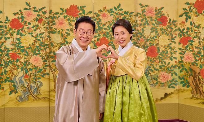 이재명 대통령과 김혜경 여사가 한복차림으로 국민에게 새해 인사를 전하고 있다. 이 대통령은 영상 메시지를 통해 "모든 국민을 아우르고 섬기는 모두의 대통령으로서 다짐의 말씀을 드린다"라며 "국민께서 원하는 대한민국의 모습을 이정표 삼아 한 걸음 한 걸음 흔들림 없이 걸어가겠다. 지난 한 해 서로를 격려하며 어려움을 이겨낸 것처럼, 새해에도 우리 사회가 따뜻한 연대와 신뢰 위에서 함께 나아가길 소망한다"라고 말했다. 청와대 제공