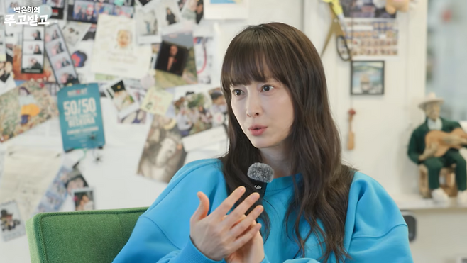 지난 15일 공개된 유튜브 채널 ‘백은하의 주고받고’의 새 에피소드 ‘반했니, 이나영? 사실은 웃긴다 이나영 feat. 원빈 | 백은하의 주고받고 [아너] Lee Nayoung’에서 얘기하는 이나영. ‘백은하의 주고받고’