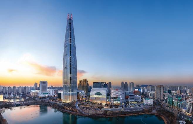 롯데건설이 성수4지구를 위해 세계 최정상 구조설계 전문회사인 ‘레라(LERA)’와 협업에 나설 예정이다. 사진은 롯데월드타워. 롯데건설 제공