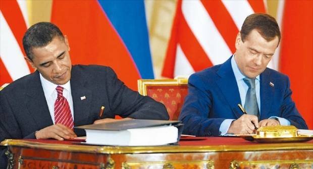 지난 2010년 4월 체코 프라하성에서 버락 오바마(왼쪽) 미국 대통령과 드미트리 메드베데프 러시아 대통령이 ‘신전략무기감축협정(뉴스타트)’에 서명하고 있다. 연합뉴스