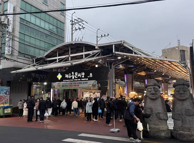 16일 제주도 이도1동 동문시장에 사람들이 지나가고 있다. 제주=강도림 기자