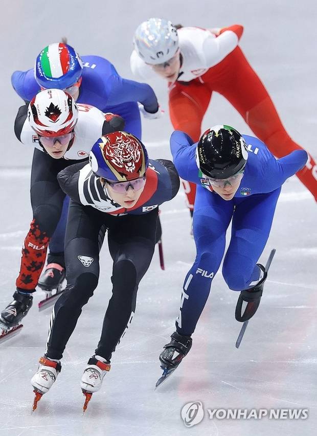 16일(현지시간) 이탈리아 밀라노 아이스스케이팅 아레나에서 열린 2026 밀라노-코르티나담페초 동계올림픽 쇼트트랙 여자 1000m 준준결승에서 최민정이 이탈리아의 아리아나 폰타나와 역주하고 있다. 연합뉴스