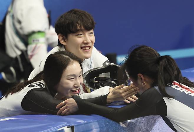 최민정(왼쪽)이 16일(한국시간) 밀라노 아이스스케이팅 아레나에서 열린 쇼트트랙 여자 1000m 결선에서 동메달을 따낸 김길리의 얼굴을 어루만지며 축하해주고 있다. 밀라노ㅣ뉴시스